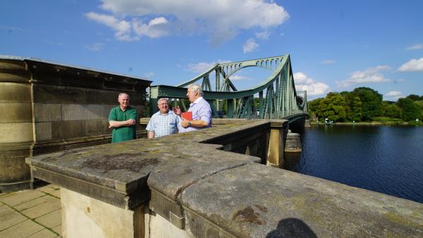 Bild 1 von 5: Erinnerung an einen Agentenaustausch: Nigel Dunkley, Lawrence G. Kelley und Jean-Paul Staub an der Glienicker Brücke, Berlin-Potsdam.