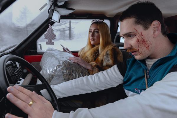 Bild 1 von 1: Kommen in eine Polizeikontrolle: Annalena Miano als Valmira, Arsène Junior Page als Juni.