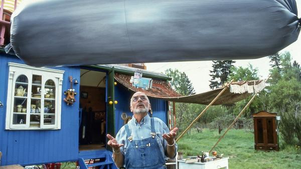 Bild 1 von 1: Wie schwebt ein Zeppelin? Peter Lustig probiert es aus - und lässt seinen eigenen Blimp im Garten steigen.