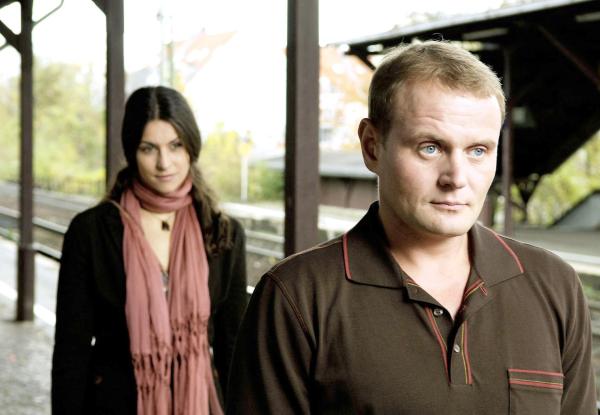 Bild 1 von 11: Im Bild: Mark (Devid Striesow) ist Sarah (Liane Forestieri) zum Bahnhof gefolgt, sie ist nicht in den Zug eingestiegen.