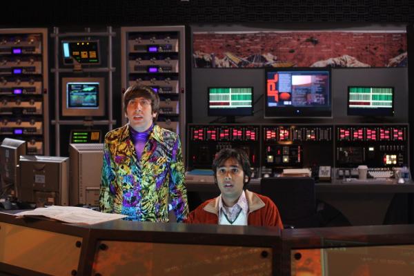Bild 1 von 59: Nachdem Howard (Simon Helberg, l.) das Marsgefährt in einen Graben gesetzt hat, braucht er Raj (Kunal Nayyar, r.) Hilfe ...