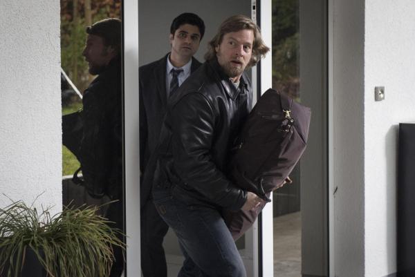 Bild 1 von 27: Mit den erpressten 20 Millionen im Gepäck versuchen Mick (Henning Baum, r.) und Andreas (Max Grill, l.), Klaus Koller zu überführen. Doch dann nimmt dieser Micks schwangere Freundin als Geisel ...