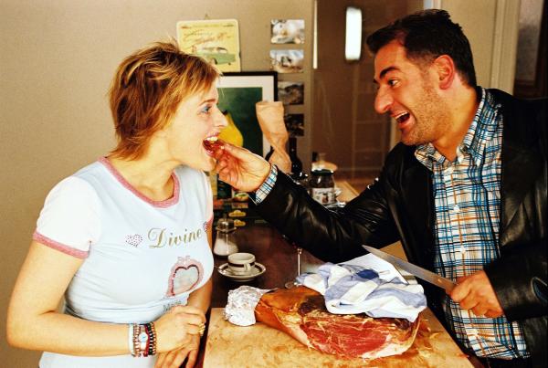 Bild 1 von 14: Biene (Isabel Tuengerthal, l.) und Otto (Hasan Ali Mete, r.) lassen sich die mitgebrachten italienischen Spezialitäten schmecken.