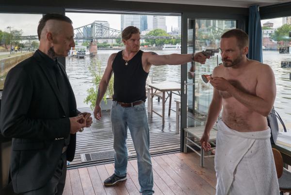 Bild 1 von 8: Leo Oswald (Wanja Mues, r.) ist aufgeflogen: Holger Kowalski (Mike Hoffmann, l.) und sein Schläger Jeff (Alexander Hanfland, M.) setzen Leo unter Druck. Sie wissen, dass er ein Privatdetektiv ist und im Fall von Claudia Strauss recherchiert.