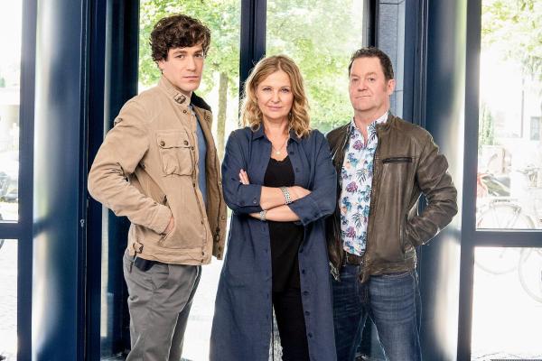 Bild 1 von 9: Im Bild (v.li.): Jonathan Hutter (Korbinian Kircher), Katharina Böhm (Vera Lanz), Jürgen Tonkel (Paul Böhmer).