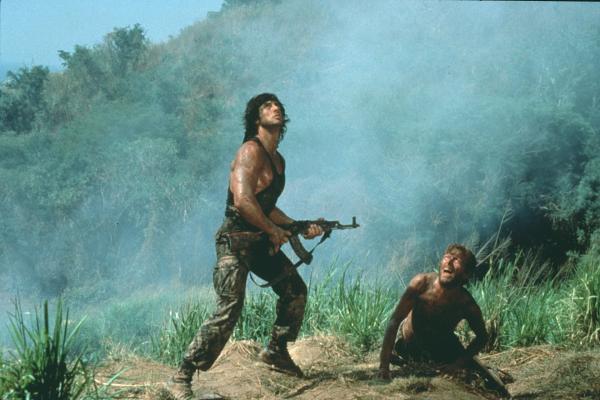 Bild 1 von 8: Wieder einmal muss Rambo (Sylvester Stallone, l.) einen riskanten Auftrag übernehmen: Um gefangene US-Soldaten zu befreien, springt Rambo über dem vietnamesischen Dschungel ab ...