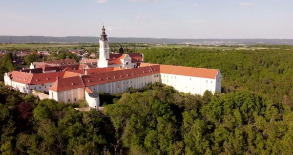 Bild 1 von 3: Das Waldviertel hat als Sehnsuchtsort zuletzt an Ansehen gewonnen - immer mehr Menschen zieht es bei den immer heißeren Sommern in die etwas höher gelegenere und etwas kühlere Regionen Niederösterreichs. Hier sind Traditionen rund um kirchliche Feiertage wie Christi Himmelfahrt noch tiefer verankert. Früher gab es zu diesem Anlass gemeinsame Kutschenfahrten oder Wanderungen mit der Familie. Und natürlich steht auch der Kirchbesuch auf dem Programm. Gezeigt wird der Alltag der Menschen rund um Altenburg. Das dortige Benediktinerkloster gilt als geistliches Zentrum der Region, das mit seinem Schulbetrieb auch eine wichtige infrastrukturelle Funktion übernimmt. Gerade zu den Feiertagen spielt sich das gemeinschaftliche Leben überwiegend hier ab. Im Bild: Stift Altenburg.