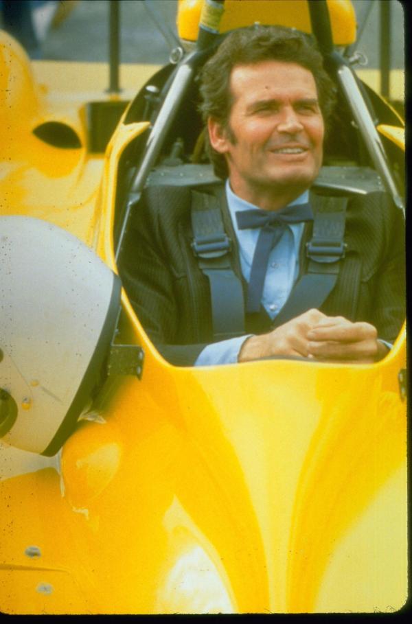 Bild 1 von 8: Nach fünf langen Jahren unschuldig in Haft beginnt James Scott 'Jim' Rockford (James Garner) ein neues Leben als Privatdetektiv. Um seine schwierige finanzielle Situation in den Griff zu kriegen, nimmt er für wenig Geld auch die aussichtslosesten Fälle an und gerät so immer wieder in haarsträubende Situationen ...