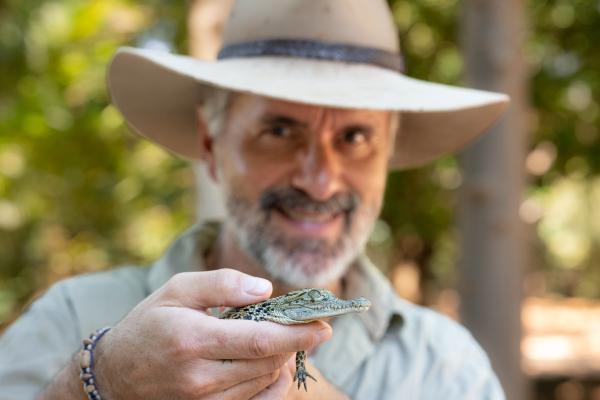 Bild 1 von 15: Christoph Maria Herbst kann nicht fassen, wie putzig Babykrokodile sind. Kurze Zeit später wird er einem fünf Meter langen Krokodil mit großem Hunger begegnen.
