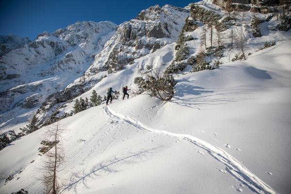 Bild 1 von 19: Helmut Eichholzer und Eva Walkner, während ServusTV's Hoher Goell Films in den Berchtesgadener Alpen bei Kuchl, Salzburg, Österreich am 10.04.2023