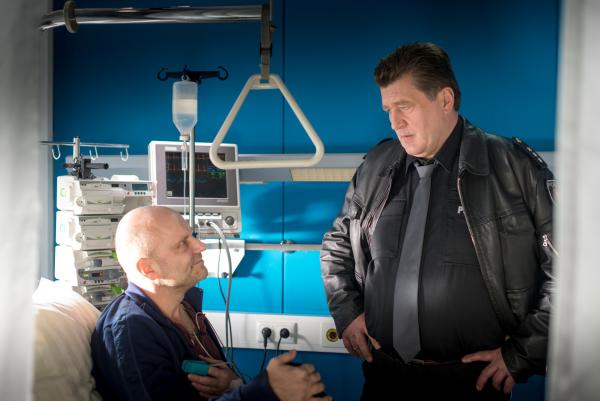 Bild 1 von 13: Hans (Bruno F. Apitz, r.) lernt Viktor Uhlmann (Alexander Radszun, l.) kennen, mit dem er schon seit Jahren im Internet anonym Schach spielt.