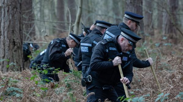 Bild 1 von 19: Die Polizei durchkämmt ein Waldstück auf der Suche nach einer Leiche.