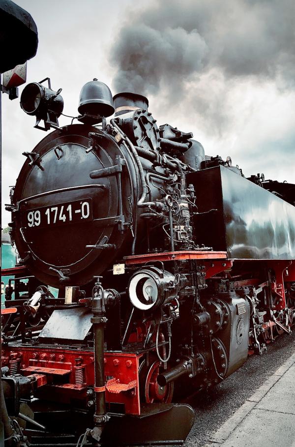 Bild 1 von 2: Diese Lok der Fichtelbergbahn ist seit fast 100 Jahren auf den Schienen: Mit 25 Stundenkilometern rattert sie 17 Kilometer durch das Erzgebirge.
