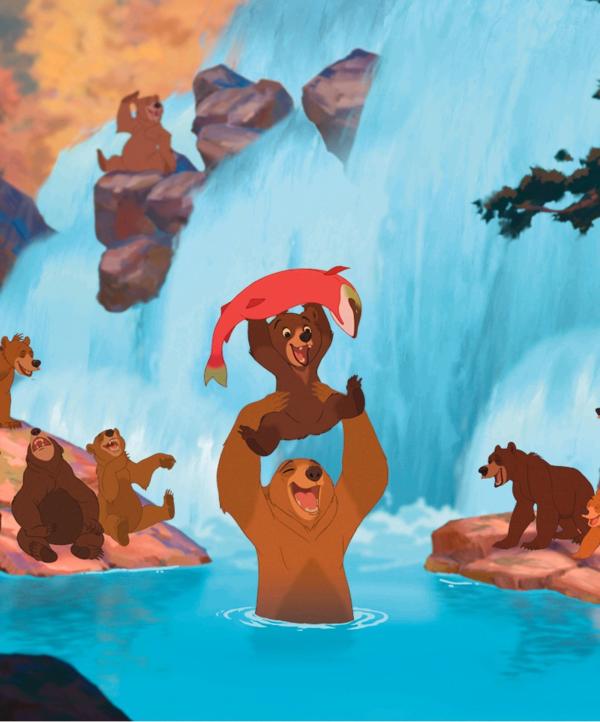 Bild 1 von 21: Lange vor unserer Zeit: Die drei Brüder Sitka, Kenai und Denami leben in einem kleinen Dorf im Nordwesten Amerikas. Durch einen tragischen Unfall wird der Älteste von einem Bären getötet. Kenai schwört Rache. Doch dann passiert das Unglaubliche: Kenai wird von den Geistern auf magische Weise selbst in einen Bären verwandelt. Mit vier Tatzen sieht die Welt gleich ganz anders aus. Er ahnt nicht, dass er kurz darauf von seinem eigenen Bruder gejagt wird, der nichts von Kenais Verwandlung weiß, und stattdessen den angeblich getöteten Kenai rächen will. Seine einzige Überlebenschance: Er muss sich mit seinem Feind, dem jungen Grizzly Koda, anfreunden, der ihm alles Wissenswerte über die Wildnis beibringt.