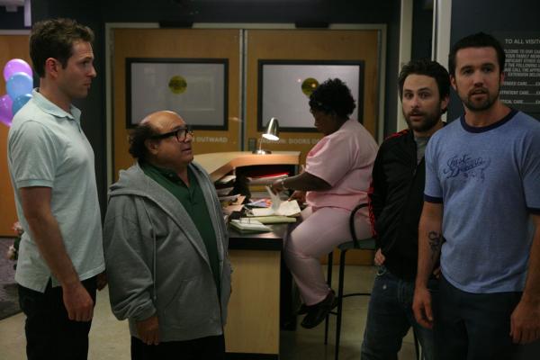 Bild 1 von 13: (v.l.n.r.) Dennis Reynolds (Glenn Howerton); Frank Reynolds (Danny DeVito); Charlie Kelly (Charlie Day); Mac (Rob McElhenney)