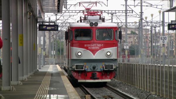Bild 1 von 2: Am Bahnhof Arad im Westen Siebenb?rgens f?hrt ein Zug ein.