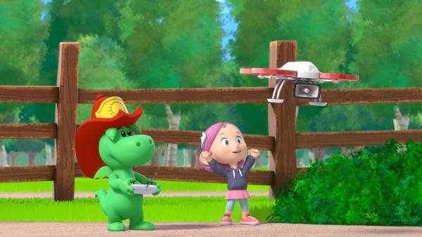 Bild 1 von 3: Stella ist sich sicher - Grisus ferngesteuerte Drohne ist eine super fliegende Vogelscheuche!© ZDF/2023 MONDO TV Group/Pagot/Calidra/T2T/ZDFS - Honorarfreie Verwendung gemäß AGB im redaktionellen Zusammenhang mit genannter Sendung bei Nennung \