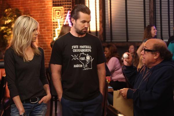 Bild 1 von 7: (v.l.n.r.) Dee Reynolds (Kaitlin Olson); Mac (Rob McElhenney); Frank Reynolds (Danny DeVito)