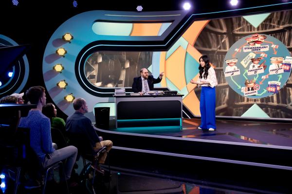 Bild 1 von 10: Max Bierhals und Mai Thi Nguyen-Kim - Verleger von wissenschaftlichen Journalen verdienen an öffentlich finanzierter Forschung, indem sie die eingereichten Paper hinter Paywalls setzen.