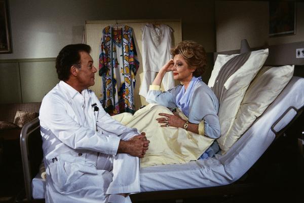 Bild 1 von 1: Die exzentrische Vanessa Bodenstedt (Nadja Tiller, r.) möchte ungeteilte Aufmerksamkeit und will nur von Prof. Brinkmann (Klausjürgen Wussow, l.) persönlich behandelt werden.