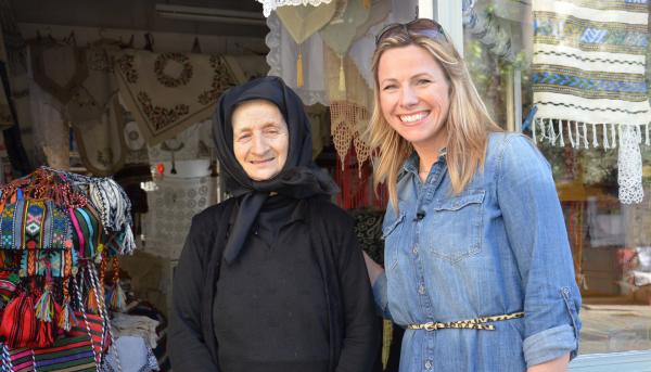 Bild 1 von 2: Moderatorin Andrea Grießmann (rechts) mit einer Bewohnerin des Bergdorfes Anogia.
