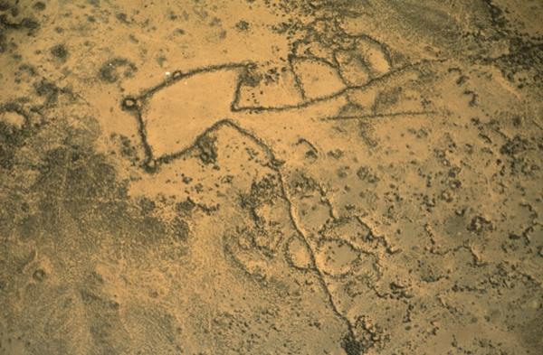 Bild 1 von 4: 1920 entdecken Flugzeugpiloten mysteriöse Megastrukturen in der arabischen Wüste. Ihre Funktion bleibt jahrzehntelang ein Rätsel.