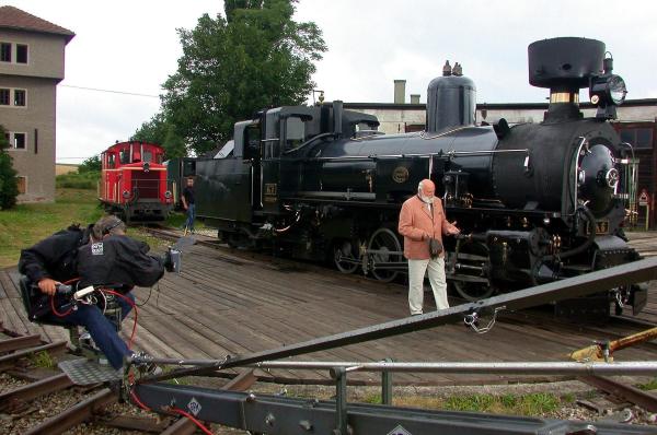 Bild 1 von 3: Im Bild: Sepp Forcher moderiert vor der Mariazeller Dampflok.
