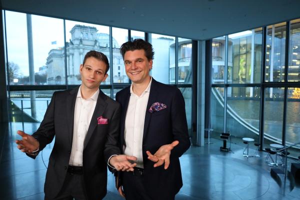 Bild 1 von 1: Fabian Köster (l.) und Lutz van der Horst (r.) freuen sich auf ihren Jahresrückblick \