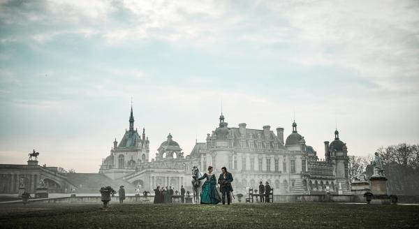 Bild 1 von 6: D'Artagnan (François Civil) erfährt von Königin Anna von Österreich (Vicky Krieps), dass ihre Dienerin Constance in England ist - und unter der Bewachung des Herzogs von Buckingham steht. Er beschließt, sie gemeinsam mit seinen Freunden zu retten.