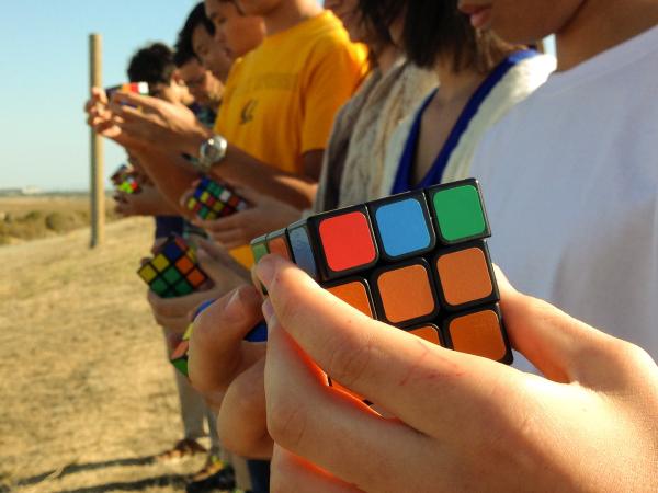 Bild 1 von 3: Schüler versuchen, den Zauberwürfel zu lösen.