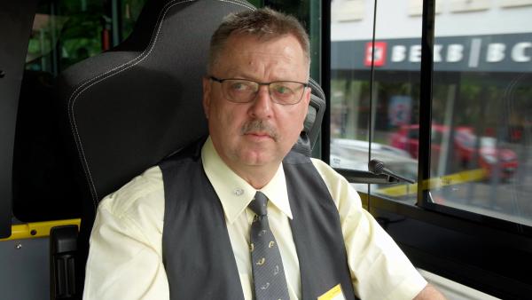 Bild 1 von 2: Der singende Busfahrer Sämi Zumbrunn.