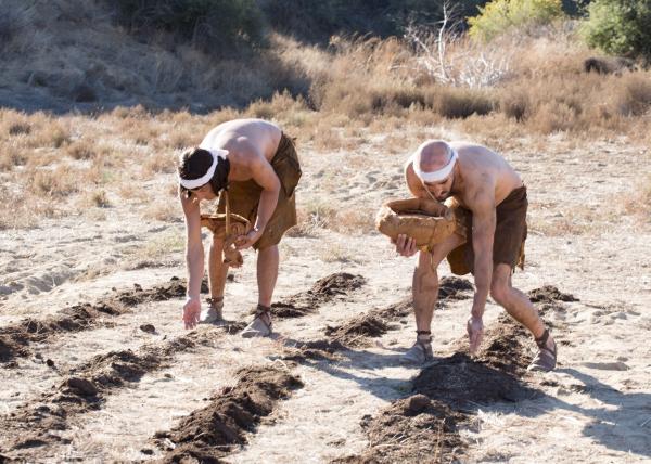 Bild 1 von 2: Durch den Anbau von Getreide werden die Menschen sesshaft.