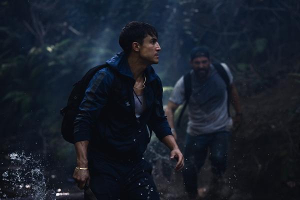 Bild 1 von 3: Nando (Álex González, l.) und Sergio (Nuno Lopes, r.) fliehen in den frühen Morgenstunden und schlagen sich durch den Regenwald.