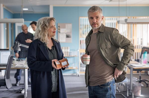 Bild 1 von 4: Überraschung für Alexander (Nicolai Cleve Broch): Die interne Ermittlerin Merit (Cecilia Ljung) taucht im Büro auf, da aus der Asservatenkammer regelmäßig Medikamente verschwinden ...