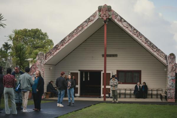 Bild 1 von 4: Da Alex eine Mautschranke am Waldrand installiert hat, trifft sich die Gemeinde zu einer Versammlung. Sie - u.a. Gabe (Joseph Nathan, M.l.) mit Issie (Macey Chipping, M.l.) und Dan (Max Crean, M.r.) - wollen Alex zur Rede stellen.