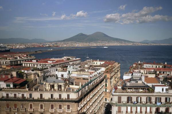 Bild 1 von 2: Ende des 19. Jahrhunderts taucht die Journalistin und Schriftstellerin Matilde Serao in die Tiefen Neapels ein und fördert unbequeme Themen zutage: Dekadenz, Aberglauben, Leid.