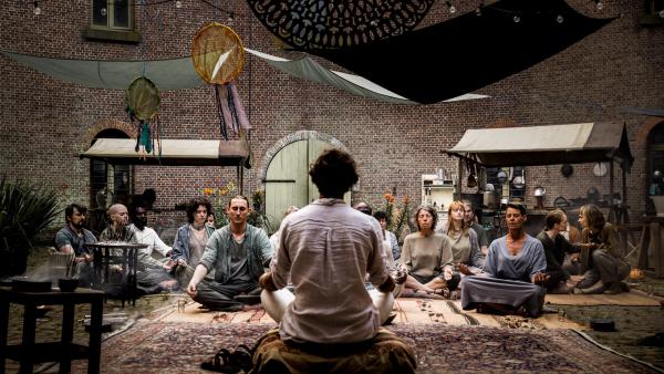 Bild 1 von 1: Doro Decker (Alina Levshin, r.) hat sich in die Sekte eingeschleust und versucht, Meike (Janina Stopper, 2. v. r.) zu warnen.