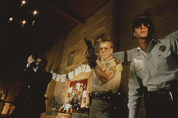 Bild 1 von 8: Dem engstirnigen Cop (Kiefer Sutherland, M.) zum Trotz, beschließen die Einwohner El Nino die heilige Hand für sich zu behalten, denn - so unerklärlich es auch scheint - besteht kein Zweifel, dass die Wunder absolut real sind ...