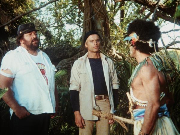 Bild 1 von 13: Charlie (Bud Spencer, l.) und Alan (Terence Hill, M.) stranden auf einer kleinen Insel. Dort erwartet sie der wildgewordene Samurai Kamasuka (John Fujioka, r.) ...