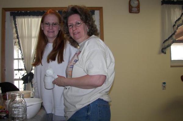 Bild 1 von 4: Erin Jones hat ein inniges Verhältnis zu ihrer Schwester Theresa. Unter den tragischen Ereignissen von Erins letzter Nacht leidet diese bis heute.