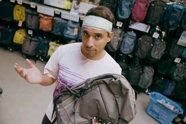 Bild 1 von 13: Sherif schaut sich in einer Filiale von Decathlon die Rucksäcke genauer an. Einer dieser Rucksäcke wird ihn auf seiner Recherchereise begleiten.