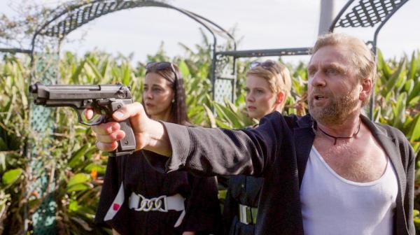 Bild 1 von 30: Im Bild: Akina (Edita Malovcic, li.), Jojo (Andrea Osvárt) und Vale (Jörg Witte) beim Showdown am Koiteich.