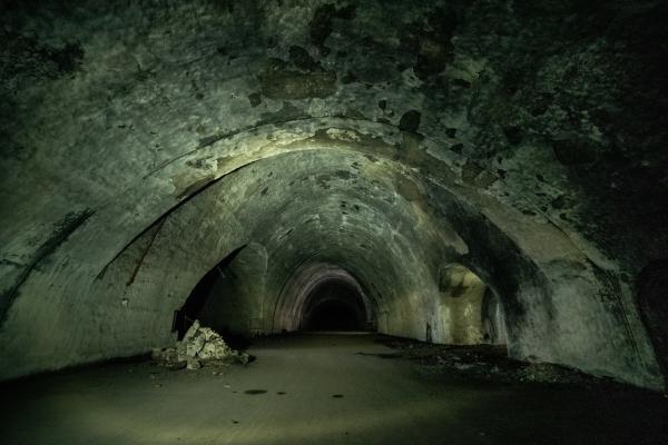 Bild 1 von 3: In der Flugzeugkaverne Zeljava warten einst Kampfjets auf ihren Einsatz.