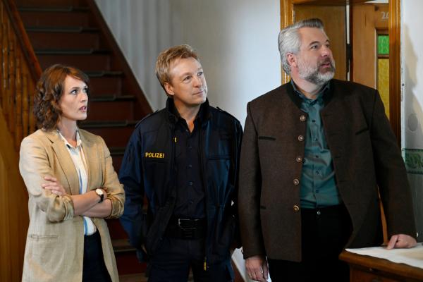 Bild 1 von 5: Kommissarin Andresen (Sophie Melbinger, l.), Polizeihauptmeister Mohr (Max Müller, M.) und Kommissar Stadler (Dieter Fischer, r.) ermitteln im Fall eines ermordeten Milchbauern.