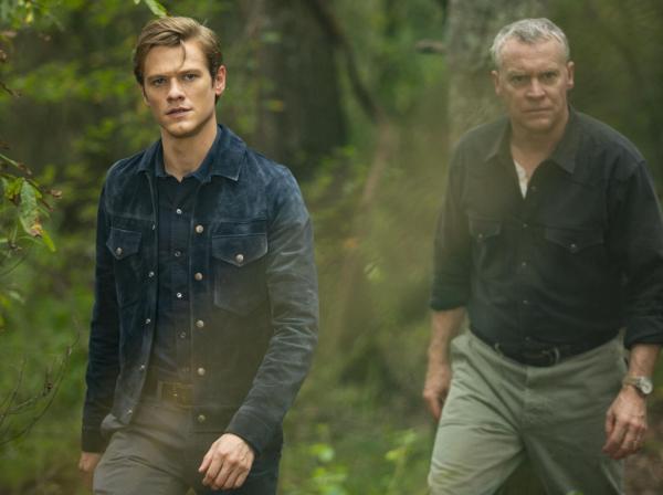 Bild 1 von 12: Angus MacGyver (Lucas Till, l.); James MacGyver (Tate Donovan, r.)
