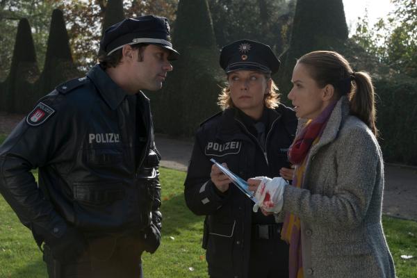 Bild 1 von 13: Mattes (Matthias Schloo, l.) und Claudia (Janette Rauch, M.) haben die Frau (Antje Westermann, r.) im Park gefunden, deren Baby entführt wurde, können aber kaum zu ihr durchdringen. Sie ist wie von Sinnen.