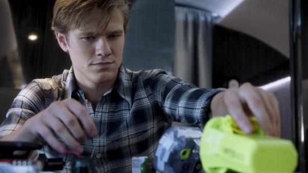 Bild 1 von 12: Angus MacGyver (Lucas Till)