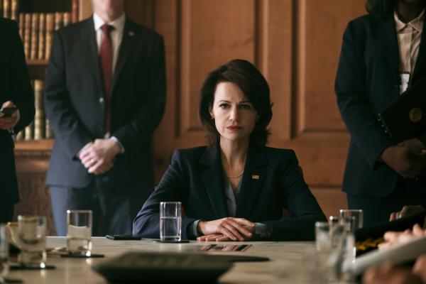 Bild 1 von 9: Elizabeth Kirk (Carla Gugino) ist die Vizepräsidentin der Vereinigten Staaten von Amerika und übernimmt nun die Amtsgeschäfte im Weißen Haus.
