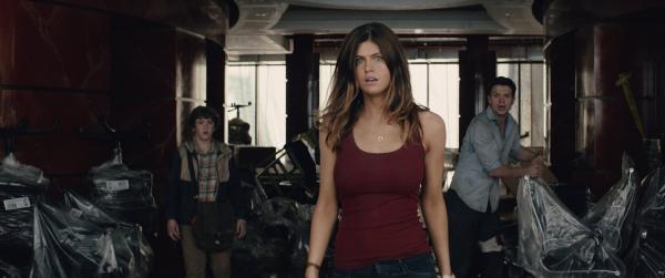 Bild 1 von 14: Nachdem die Brüder Ollie (Art Parkinson, l.) und Ben Taylor (Hugo Johnstone-Burt, r.), die in einem Auto eingeklemmte Blake (Alexandra Daddario, M.) gerettet haben, verständigt diese ihren Vater, den Rettungsflieger Ray Gaines. Aber kann dieser die drei noch rechtzeitig aus dem Katastrophengebiet retten?
