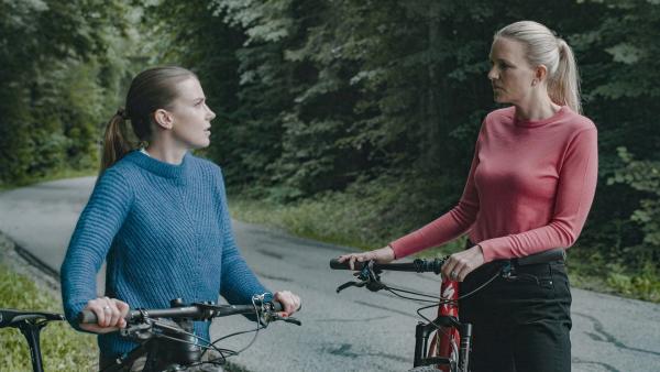 Bild 1 von 6: Nathalie Schöffmann (l.) und Sarah Tacke (r.) stehen an dem Ort, an dem Nathalie angefahren und entführt wurde.